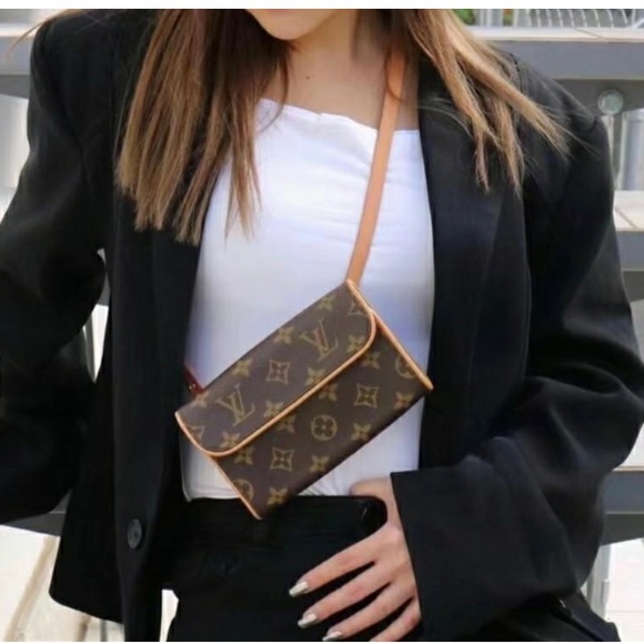 LOUIS VUITTON BELT BAG - Picture 13 of 14